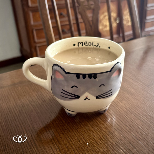 TAZA GATO GRIS  PATITAS 600 ml